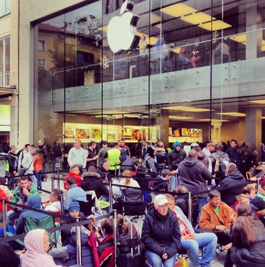 iPhone 5s / 5c satışa sunuldu; Apple Store'ların önünde bilindik görüntüler !