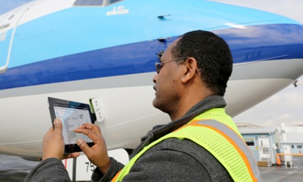 Boeing, ticari yolcu uçaklarının bakım sürecine yardımcı olabilmek için özel iPad uygulamaları geliştirdi