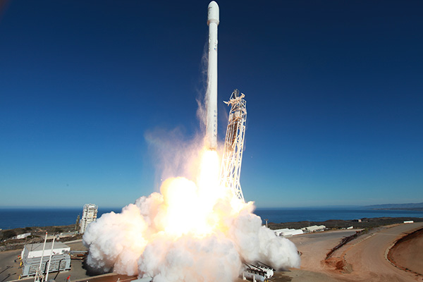 SpaceX, geliştirilmiş Falcon 9 roketinin tanıtım uçuşunu gerçekleştirdi