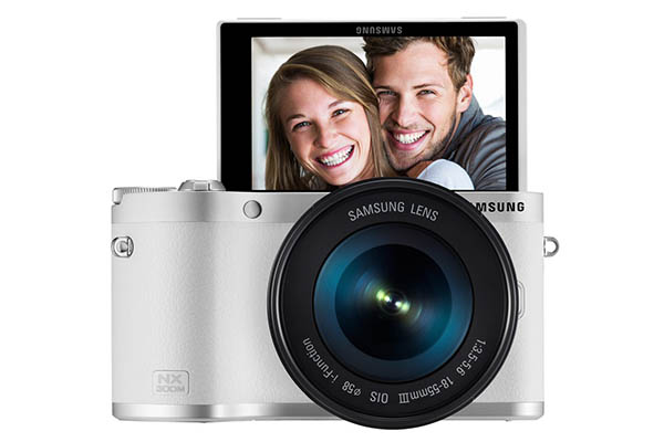 Samsung, 180 derece hareketli ekran ile donattığı yeni NX300M aynasız fotoğraf makinesini tanıttı