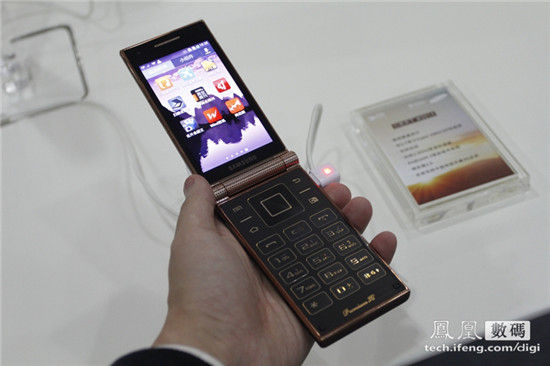 İşte dünyanın ilk Snapdragon 800 yongaseti taşıyan kapaklı akıllı telefonu : Samsung W2014