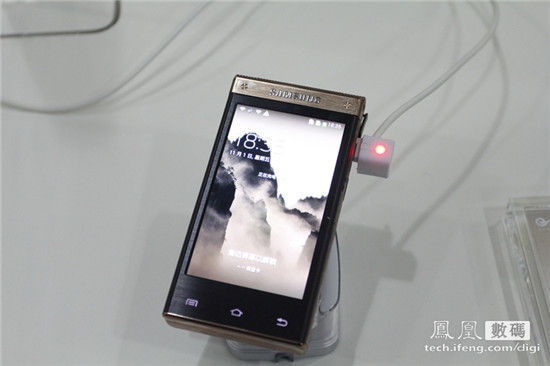 İşte dünyanın ilk Snapdragon 800 yongaseti taşıyan kapaklı akıllı telefonu : Samsung W2014