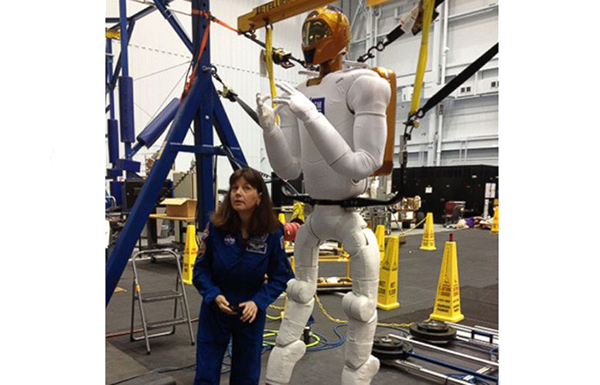 NASA, robot astronotu için geliştirdiği yeni ayak sistemini tanıttı