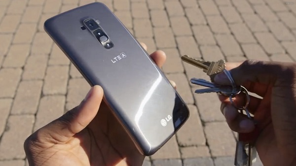 LG G Flex'in esnekliği ve kendini yenileme kabiliyetleri test ediliyor