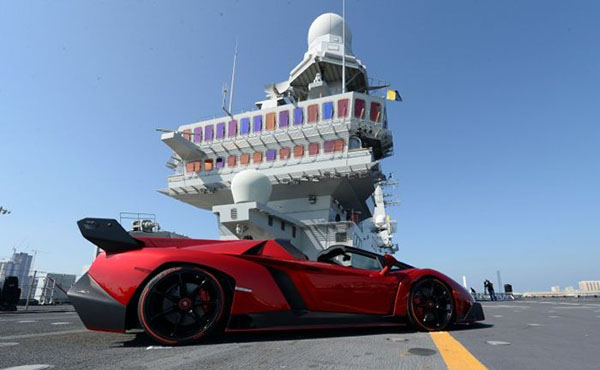 Lamborghini'nin 9 adet üretilecek süper otomobili Veneno Roadster, tasarımına uygun bir ortamda tanıtıldı