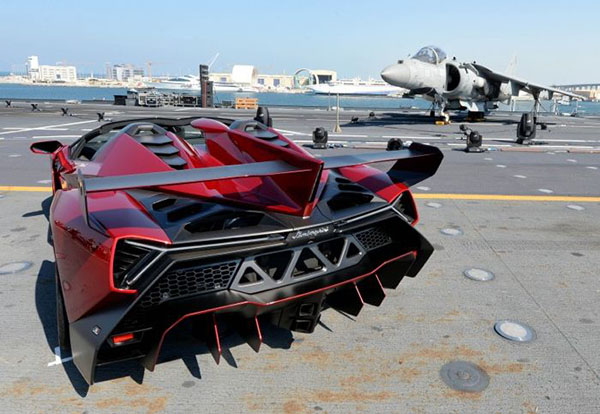 Lamborghini'nin 9 adet üretilecek süper otomobili Veneno Roadster, tasarımına uygun bir ortamda tanıtıldı
