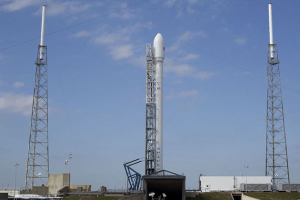 SpaceX, iki erteleme sonrası ticari uydu taşıyan roketini uzaya yollamayı başardı