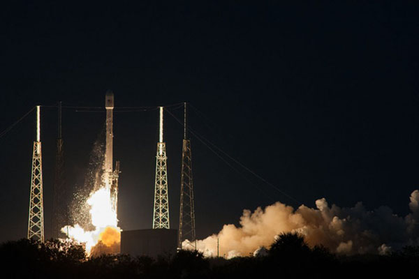 SpaceX, iki erteleme sonrası ticari uydu taşıyan roketini uzaya yollamayı başardı