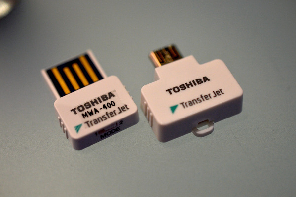 Toshiba, yüksek aktarım hızları sunan TransferJet USB ürünlerini satışa sunuyor