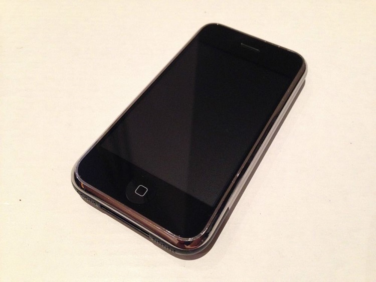 1.nesil iPhone'un prototipi 1500 dolardan satıldı