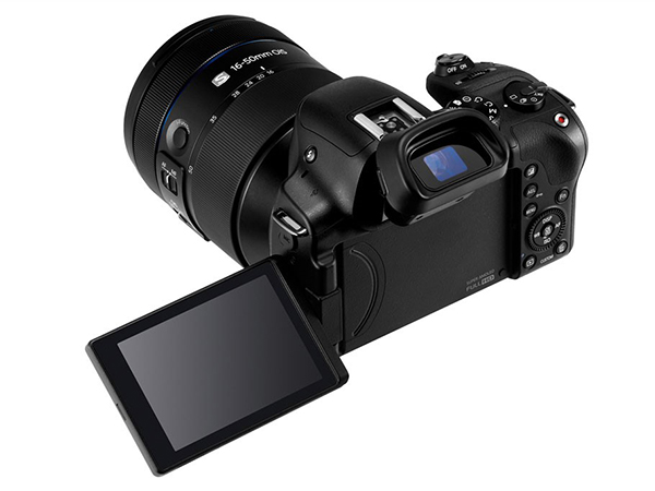 Hareketli elektronik vizörüyle dikkat çeken yeni aynasız fotoğraf makinesi: Samsung NX30