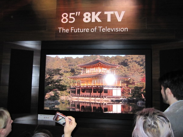 CES 2014 : Sharp gözlüksüz 3D özellikli 8K çözünürlükte televizyonunu duyurdu