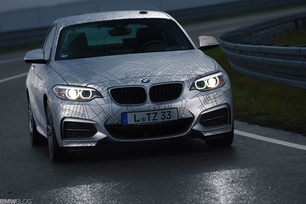 CES 2014: BMW, dünyanın kendi başına yanlama yapabilen ilk prototip otomobil modelini tanıttı