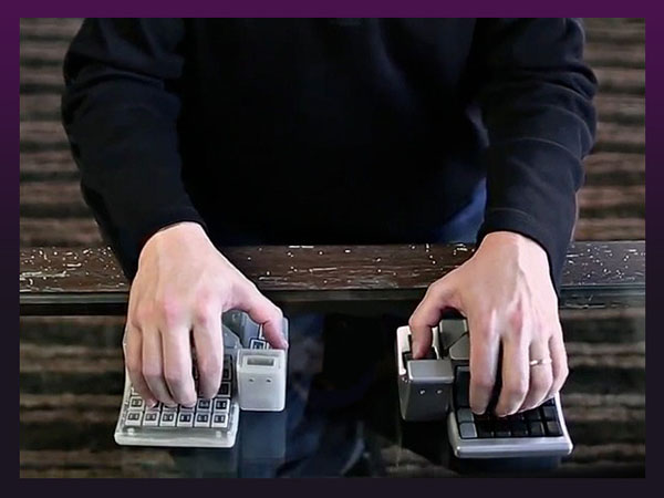 Lazer fare, mekanik klavye ve analog joystick'i birleştiren Kickstarter projesi: King's Assembly