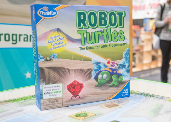 Robot Turtle masa oyunu 4 yaş ve üzeri çocuklara temel kodlama bilgisi öğretmeyi amaçlıyor