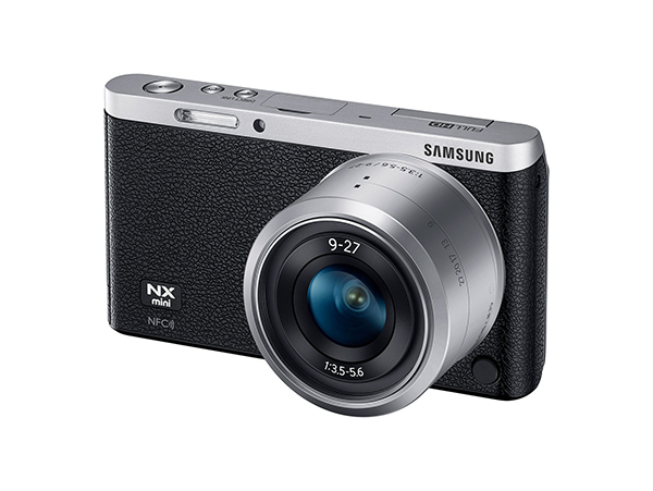 Samsung, hareketli ekranı ve 1-inç sensörüyle dikkat çeken yeni aynasız fotoğraf makinesi NX Mini'yi duyurdu
