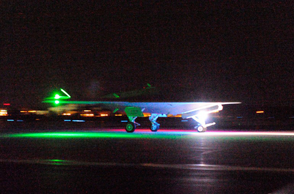 Gelişmiş insansız hava aracı X-47B, ilk gece uçuşunu gerçekleştirdi