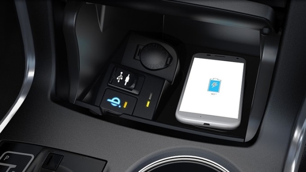 2015 model Toyota Camry'e Qi kablosuz şarj teknolojisi dahil ediliyor