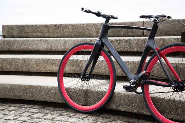 Karbon fiber bisiklet modeli Vanhawks Valour, akıllı özellikleriyle dikkat çekiyor