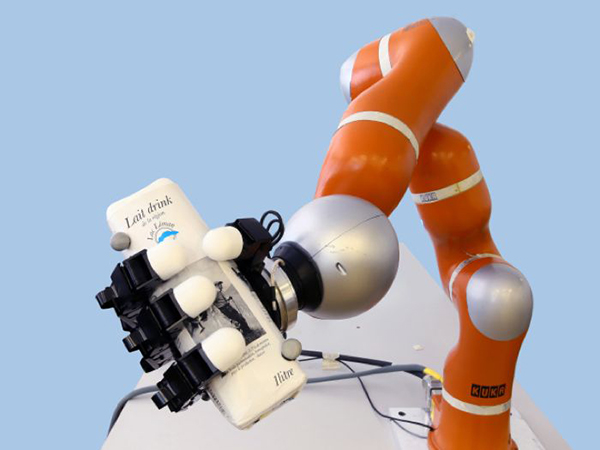 Yeni geliştirilen robot kol, atılan objeleri havada yakalayabiliyor