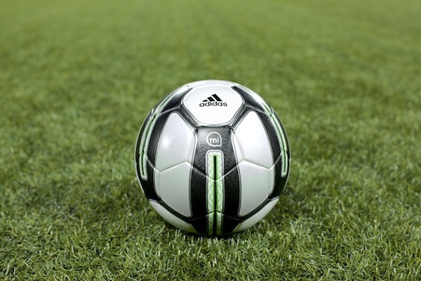 Adidas'tan akıllı futbol topu: miCoach Smart Ball