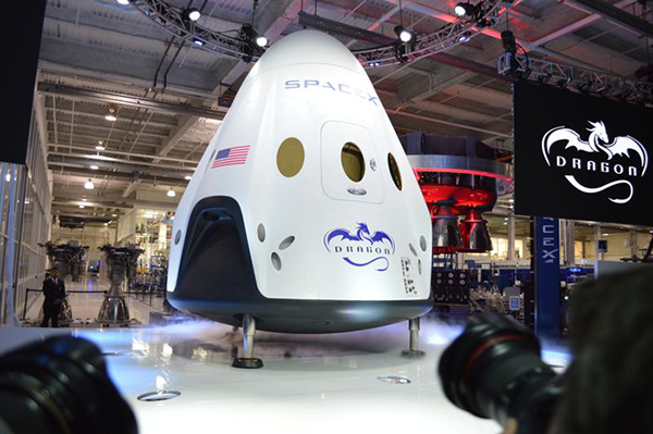 Elon Musk, SpaceX Dragon V2 uzay kapsülünü şirketin merkezinde görücüye çıkarttı