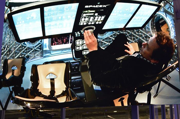 Elon Musk, SpaceX Dragon V2 uzay kapsülünü şirketin merkezinde görücüye çıkarttı