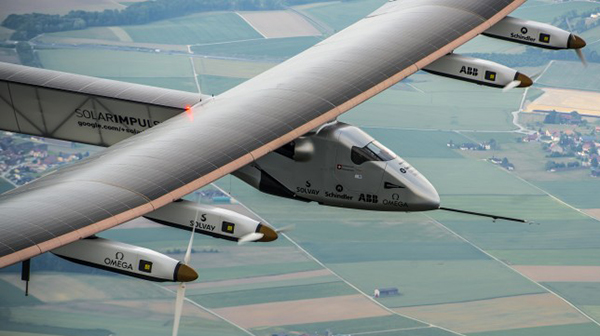 Güneş enerjili Solar Impulse 2, ilk uçuş testlerini başarıyla tamamladı