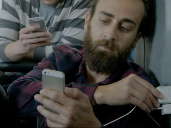 Samsung yeni reklamında yine iPhone kullanıcılarını ti'ye aldı