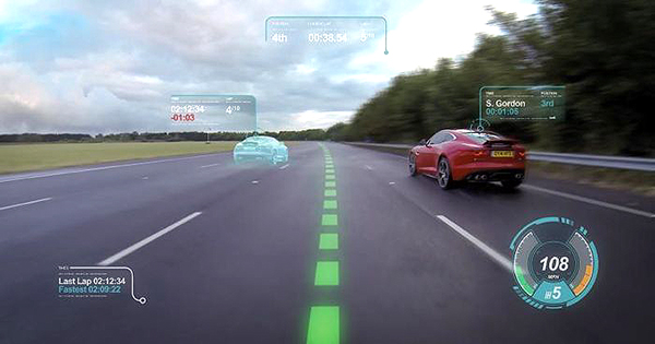 Jaguar'dan önemli bilgileri sürücü önüne getiren sanal ön cam konsepti