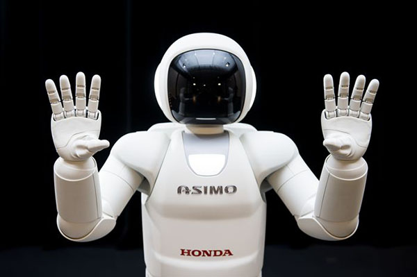 Honda'nın yeni Asimo robotu Avrupa'da görücüye çıkartıldı