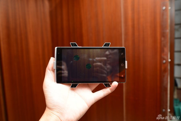 Takee 1 dünyanın ilk holografik akıllı telefonu olduğu iddiasında