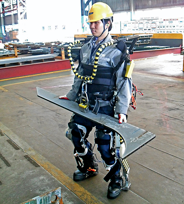 Daewoo'nun test ettiği robotik iskelet ile işçiler ağır yükleri rahatlıkla kaldırabiliyor