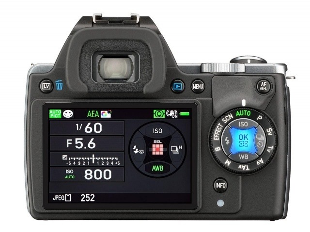 Ricoh'dan LED aydınlatmalı Pentax K-S1 orta seviye DSLR modeli