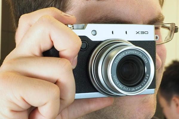 Fujifilm güçlü özelliklerle donattığı X30 bas-çek fotoğraf makinesini duyurdu