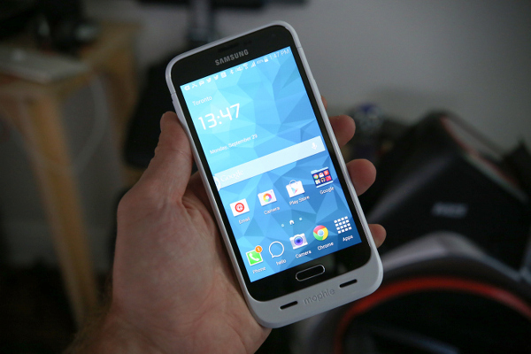 Samsung Galaxy S5 için Mophie'den korumalı ve şarjlı kılıf