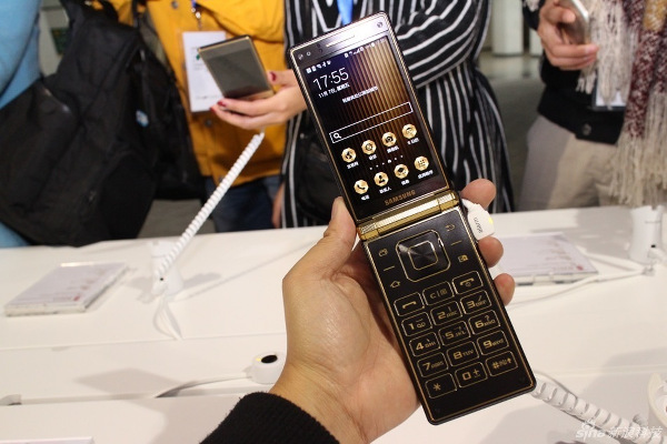 Samsung yeni bir kapaklı akıllı telefon daha duyurdu