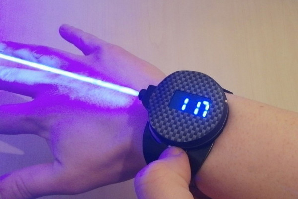 Amatör bir girişimci lazer ışını entegreli bir saat geliştirdi