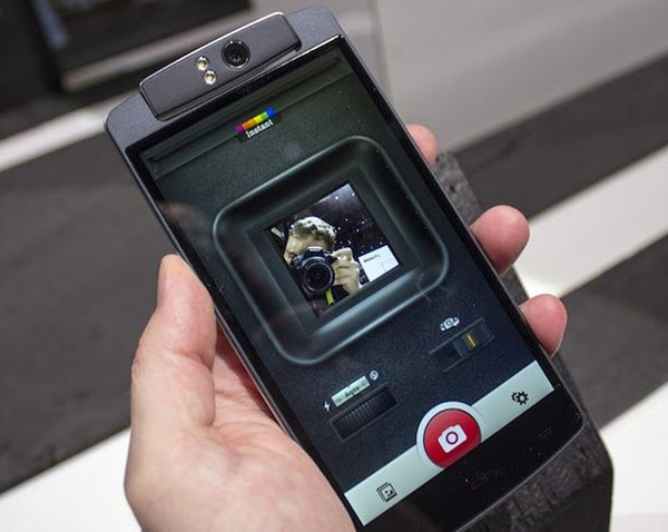 CES 2015 : Polaroid özçekim odaklı akıllı telefonunu duyurdu