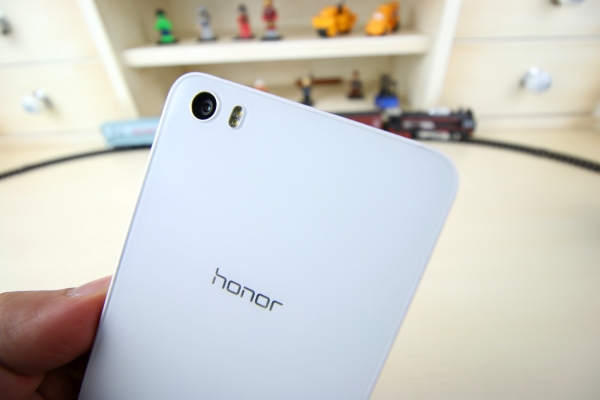 Huawei Honor 6 akıllı telefon video inceleme 'Huawei'in iddialı telefonu mercek altında'