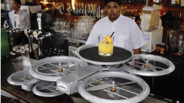 Singapur'da bir restoran insansız hava araçları ile hizmet sunuyor