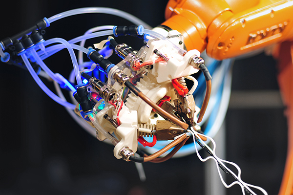 Örümcek ağlarından ilham alınarak hazırlanan sistem, üç boyutlu baskıyı robot kol ile birleştirerek üretim sürecine yeni bir soluk getiriyor