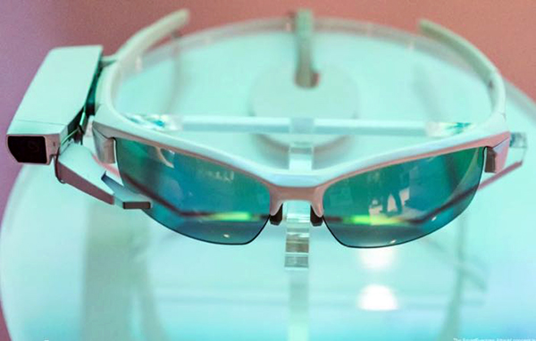 Sony, standart gözlükleri akıllı hale getiren SmartEyeglass Attach ürününü tanıtan bir video yayınladı