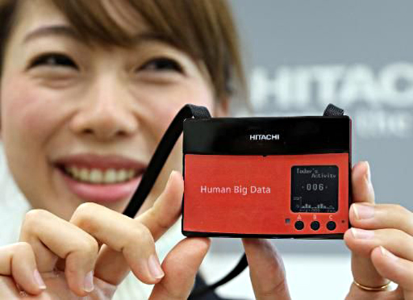 Hitachi, çalışanların mutluluğunu ölçen giyilebilir bir cihaz geliştirdi
