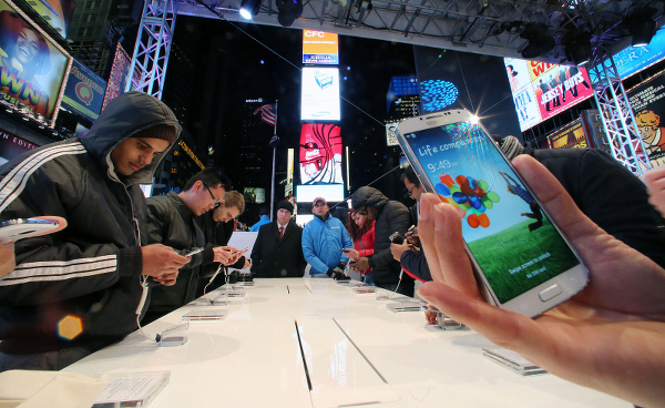 Analiz : Geçen yıl 1.2 milyar akıllı telefon satıldı, bu yıl yavaşlama bekleniyor