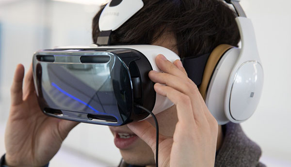 MWC 2015: Samsung, sanal gerçeklik deneyimini Galaxy S6 ve S6 Edge modellerine de getiriyor