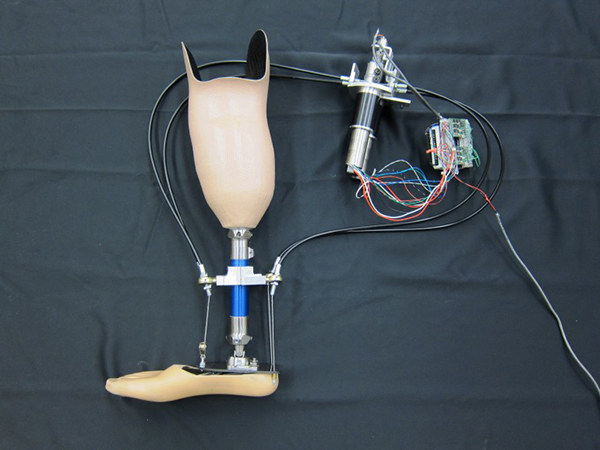 MTU araştırmacılarının hazırladığı protez bacak, taşıdığı kamera sistemiyle zemine özel ayarlama yapabiliyor