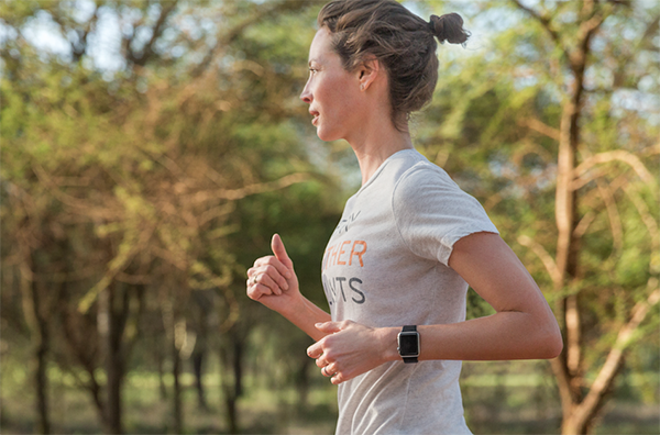 Christy Turlington, hastaneye kilometrelerce yürümek zorunda olan kadınlar için Apple Watch ile Kilimanjaro’da koştu