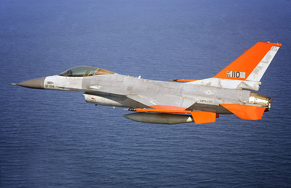 Boeing, eğitim için hazırladığı insansız F-16 savaş uçaklarını ABD Hava Kuvvetleri'ne teslim etmeye başladı