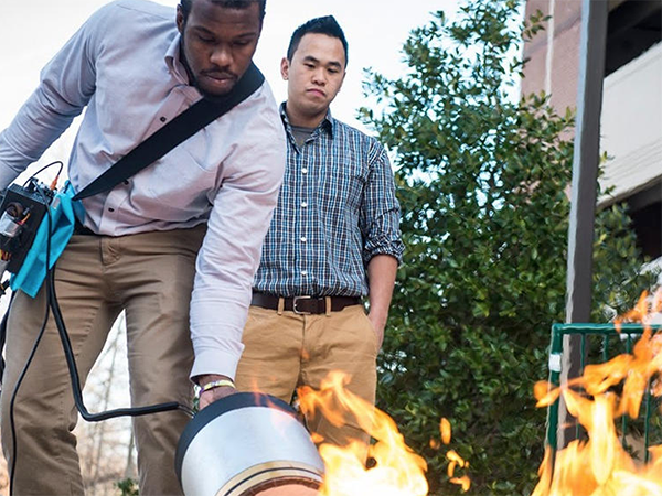 İki mühendislik öğrencisinden ses dalgalarıyla çalışan taşınabilir yangın söndürücü